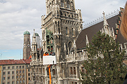 Arbeiter bringen die Lichter an auf dem Christbaum 2010 (©Foto: Martin Schmitz)